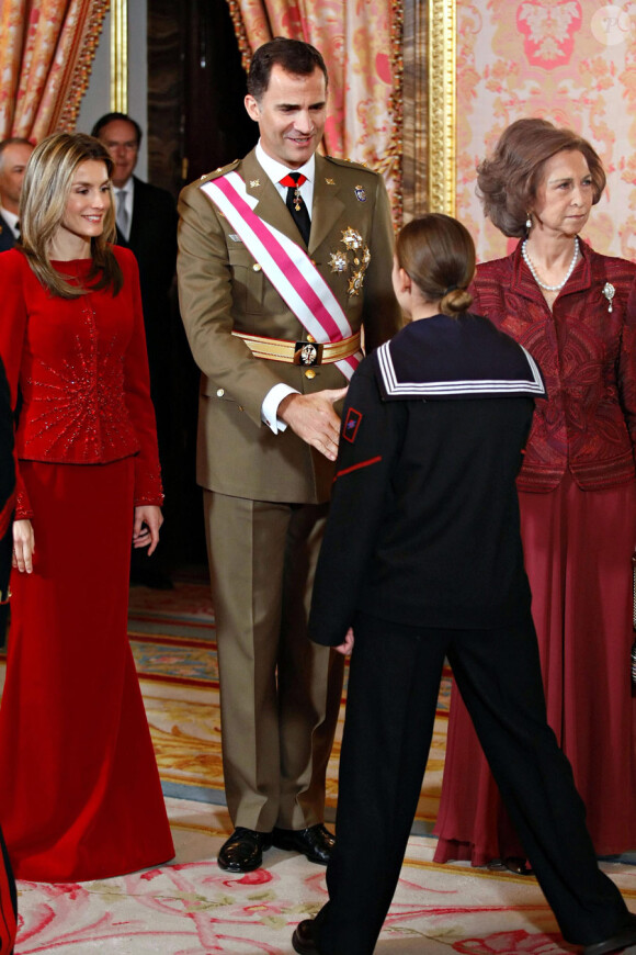Felipe et Letizia d'Espagne assistent avec le roi Juan Carlos et la reine Sofia à la parade militaire du début d'année le 6 janvier 2010 à Madrid