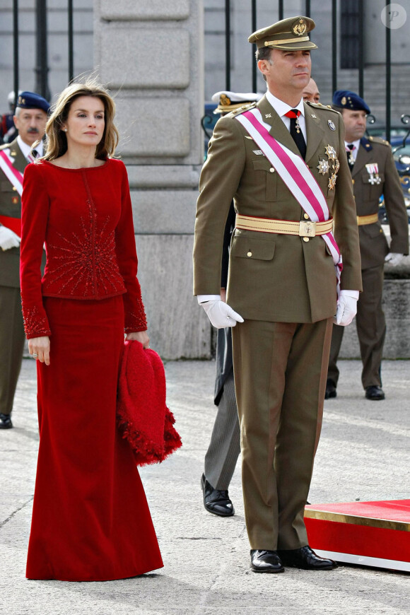 Felipe et Letizia d'Espagne assistent avec le roi Juan Carlos et la reine Sofia à la parade militaire du début d'année le 6 janvier 2010 à Madrid