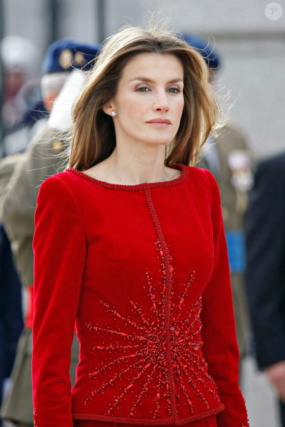 Felipe et Letizia d'Espagne assistent avec le roi Juan Carlos et la reine Sofia à la parade militaire du début d'année le 6 janvier 2010 à Madrid