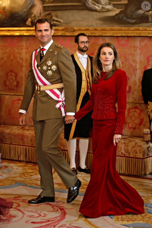 Felipe et Letizia d'Espagne assistent avec le roi Juan Carlos et la reine Sofia à la parade militaire du début d'année le 6 janvier 2010 à Madrid