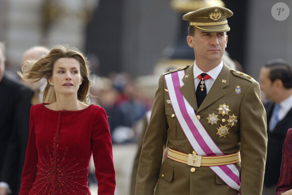 Felipe et Letizia d'Espagne assistent avec le roi Juan Carlos et la reine Sofia à la parade militaire du début d'année le 6 janvier 2010 à Madrid