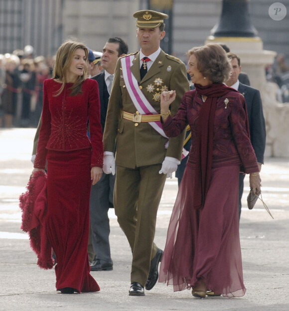 Felipe et Letizia d'Espagne assistent avec le roi Juan Carlos et la reine Sofia à la parade militaire du début d'année le 6 janvier 2010 à Madrid