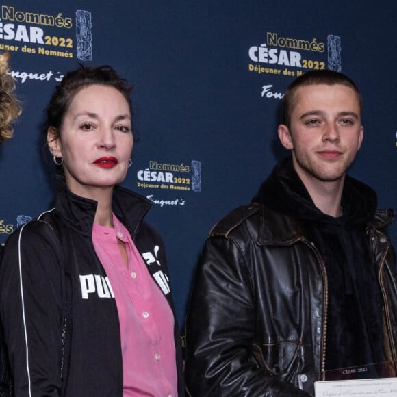 Vincent Lacoste (habillé en Céline), Jeanne Balibar, Benjamin Voisin et Salomé Dewaels au déjeuner des nommés aux César 2022 au Fouquet's. Paris, France, le 6 février 2022. © Olivier Borde/Bestimage