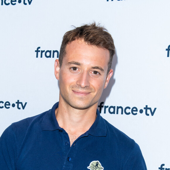 Hugo Clément lors du photocall dans le cadre de la conférence de presse de France Télévisions au Pavillon Gabriel à Paris, France, le 24 août 2021. © Pierre Perusseau/Bestimage 