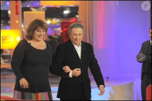 Michèle Bernier accueillie par Michel Drucker à l'émission "Vivement Dimanche" tournée le 6.01.10 (diffusée le 10.01.10)