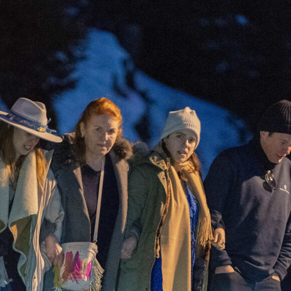 Sarah Ferguson et ses filles, les princesses Eugenie et Beatrice, accompagnées de leurs maris respectifs (Jack Brooksbank et Edoardo Mappeli Mozzi), à Verbier, en Suisse, le 1er janvier 2022. 