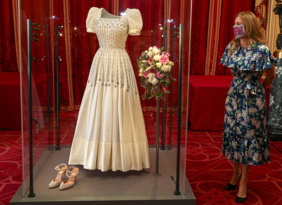 La princesse Beatrice d'York expose sa robe de mariée au château de Windsor, à partir du 24 septembre 2020, comme le veut la tradition accordée aux femmes de la famille royale britannique. Le jour de son mariage, le 17 juillet 2020, la princesse Beatrice d'York portait la robe vintage, garnie de diamants, de Norman Hartnell ayant appartenu à la reine-mère et portée pour la première fois en 1962. Windsor. Le 23 septembre 2020.