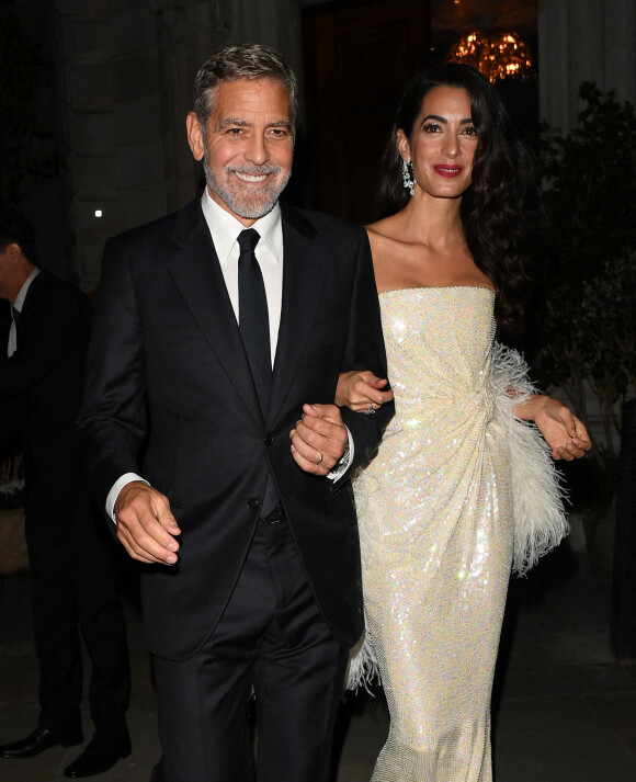 George Clooney et sa femme Amal quittent l'hôtel Nomad pour se rendre à la première de "Tender Bar" lors du BFI London Film Festival, le 10 octobre 2021. 