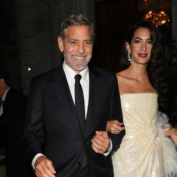 George Clooney et sa femme Amal quittent l'hôtel Nomad pour se rendre à la première de "Tender Bar" lors du BFI London Film Festival, le 10 octobre 2021. 