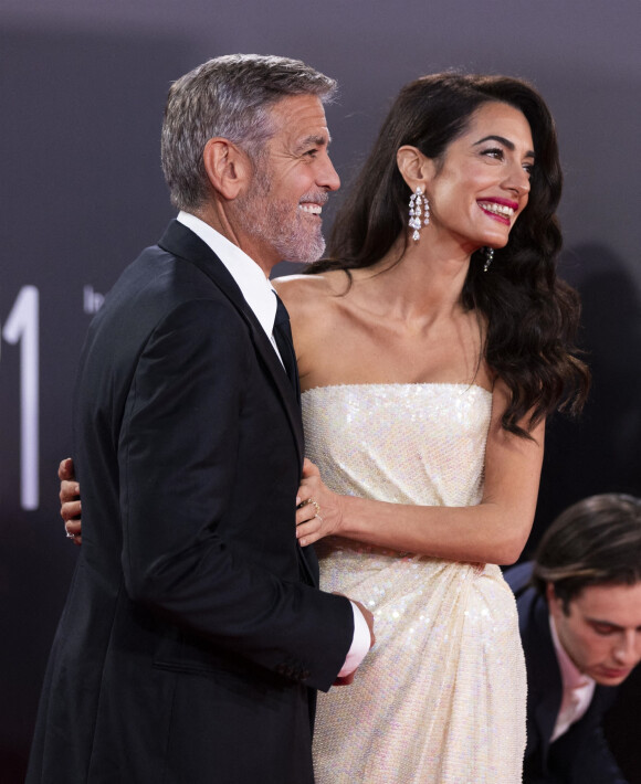 George et Amal Clooney à la première du film "The Tender Bar" lors du 65ème festival du film de Londres (BFI) le 10 octobre 2021. 