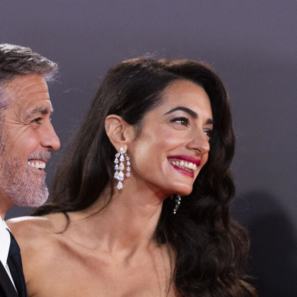 George et Amal Clooney à la première du film "The Tender Bar" lors du 65ème festival du film de Londres (BFI) le 10 octobre 2021. 