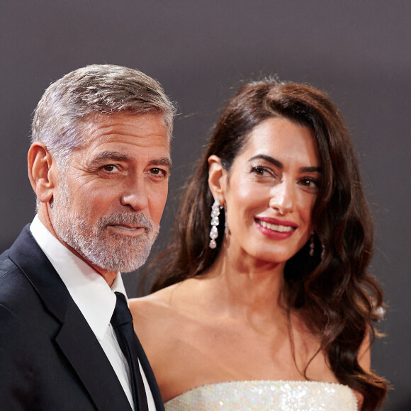 George et Amal Clooney au photocall du film "The tender bar" lors du 65ème festival du film de Londres (BFI) le 10 octobre 2021.