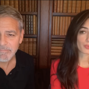 George Clooney et sa femme Amal Clooney pendant la cérémonie virtuelle.