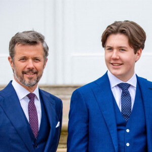 Le prince Frederik, la princesse Mary, et le prince Christian de Danemark - La famille royale du Danemark lors de la confirmation du prince Christian en l'église du château de Fredensborg, Danemark, le 15 maoi 2021.