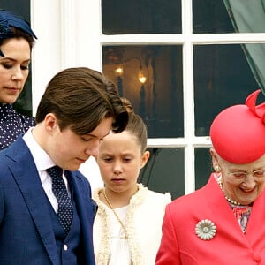 La reine Margrethe II, le prince Frederik, la princesse Mary, le prince Christian, la princesse Isabella, la princesse Joséphine et le prince Vincent de Danemark arrivent à la confirmation du prince Christian à l'église du château de Fredensborg, le samedi 15 mai 2021.