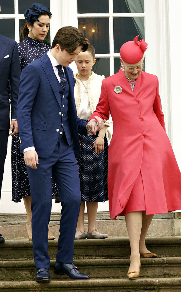 La reine Margrethe II, le prince Frederik, la princesse Mary, le prince Christian, la princesse Isabella, la princesse Joséphine et le prince Vincent de Danemark arrivent à la confirmation du prince Christian à l'église du château de Fredensborg, le samedi 15 mai 2021.