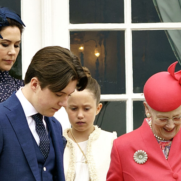 La reine Margrethe II, le prince Frederik, la princesse Mary, le prince Christian, la princesse Isabella, la princesse Joséphine et le prince Vincent de Danemark arrivent à la confirmation du prince Christian à l'église du château de Fredensborg, le samedi 15 mai 2021.