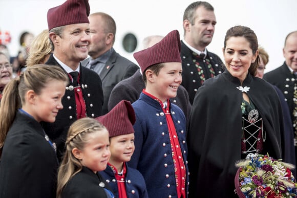 Le prince Frederik et la princesse Mary de Danemark avec leurs enfants Christian, Isabella, Vincent et Joséphine en visite aux îles Féroé en Aout 2018.