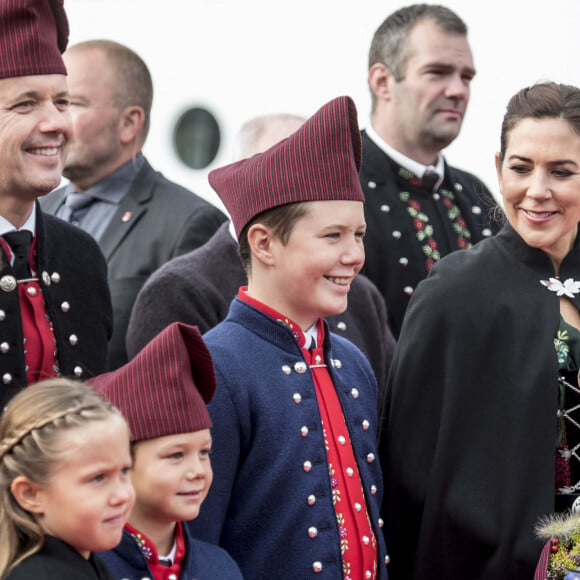 Le prince Frederik et la princesse Mary de Danemark avec leurs enfants Christian, Isabella, Vincent et Joséphine en visite aux îles Féroé en Aout 2018.