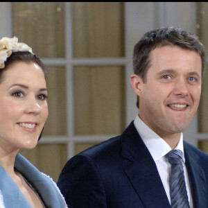 Le prince héritier Frederik et son épouse la princesse Mary lors du baptême de leur fils aîné le prince Christian à Copenhague, en 2006.