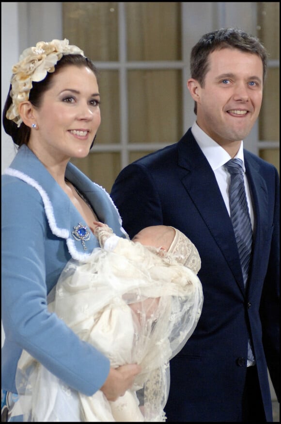 Le prince héritier Frederik et son épouse la princesse Mary lors du baptême de leur fils aîné le prince Christian à Copenhague, en 2006.