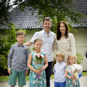 La princesse Mary et le prince Frederik de Danemark à la parade équestre au château de Grasten avec leurs enfants le prince Christian, la princesse Isabella et les jumeaux, le prince Vincent et la princesse Josephine, au Danemark. La petite Josephine s'est cassé le bras en vacances. Le 19 juillet 2015