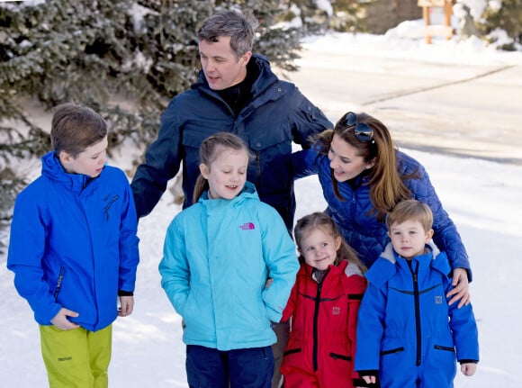 Le prince Frederik de Danemark, la princesse Mary et leurs enfants le prince Christian, la princesse Isabella, le prince Vincent et la princesse Joséphine en vacances au ski à Verbier en Suisse le 8 février 2015  