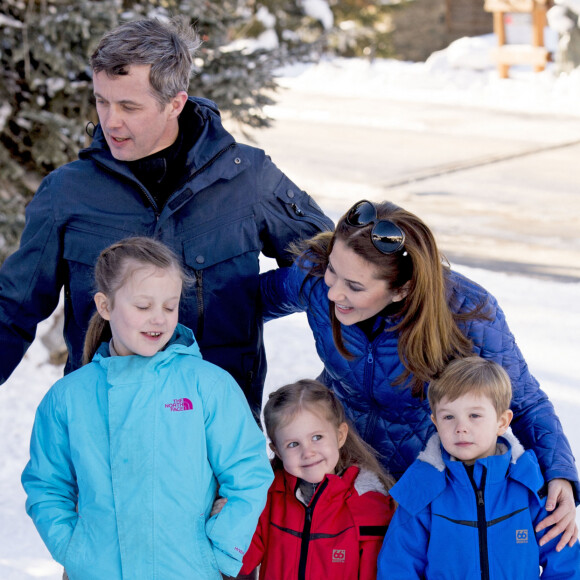 Le prince Frederik de Danemark, la princesse Mary et leurs enfants le prince Christian, la princesse Isabella, le prince Vincent et la princesse Joséphine en vacances au ski à Verbier en Suisse le 8 février 2015  