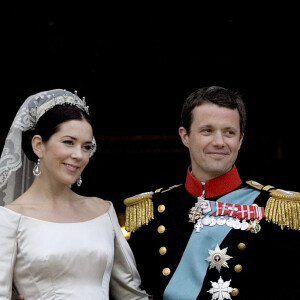 Le prince Frederik et la princesse Mary de Danemark entourés du prince Henrik et la La reine Margrethe II de Danemark lors de leur mariage à Copenhague, le 14 mai 2004.