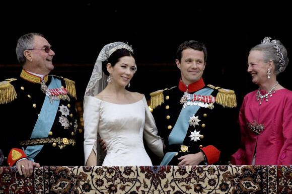 Le prince Frederik et la princesse Mary de Danemark entourés du prince Henrik et la La reine Margrethe II de Danemark lors de leur mariage à Copenhague, le 14 mai 2004.