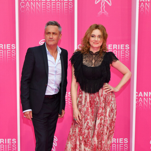 Jean-Michel Tinivelli et Marine Delterme de la série Alice Nevers au photocall du deuxième jour de la 2ème édition du "Canneseries" au palais des Festivals à Cannes, France. © Bruno Bébert/Bestimage