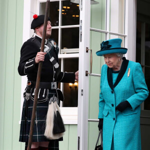 La reine Elisabeth II d'Angleterre inaugure le pavillon des jeux des Highlands du duc de Rothesay à Braemar le 1er septembre 2018. 