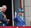 Le prince Charles et la reine Elisabeth II d'Angleterre - La famille royale d'Angleterre lors de la parade aérienne de la RAF pour le centième anniversaire au palais de Buckingham à Londres. Le 10 juillet 2018 