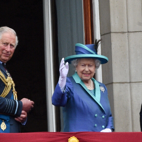Le prince Charles et la reine Elisabeth II d'Angleterre - La famille royale d'Angleterre lors de la parade aérienne de la RAF pour le centième anniversaire au palais de Buckingham à Londres. Le 10 juillet 2018 
