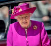La reine Elisabeth II D'Angleterre arrive à l'abbaye de Westminster pour inaugurer une exposition. 