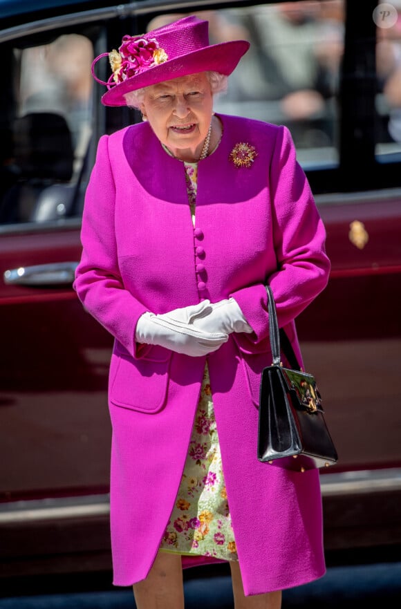 La reine Elisabeth II D'Angleterre arrive à l'abbaye de Westminster pour inaugurer une exposition. 