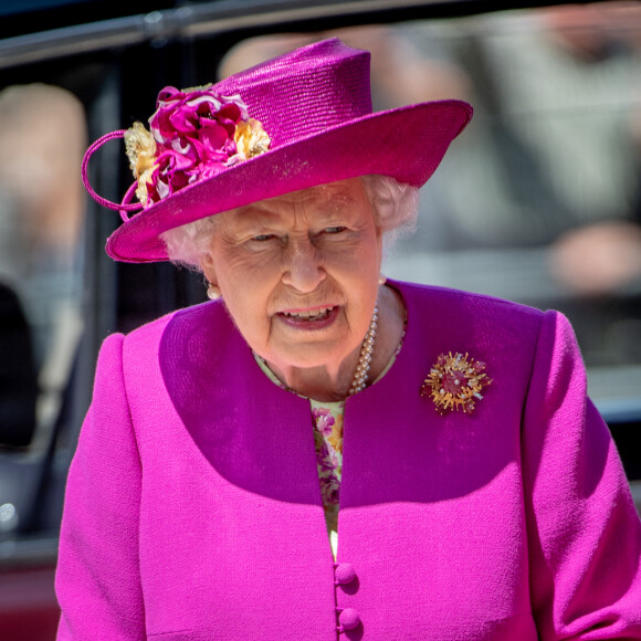 La reine Elisabeth II D'Angleterre arrive à l'abbaye de Westminster pour inaugurer une exposition. 