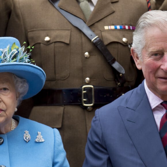 La reine Elisabeth II d'Angleterre et le prince Charles en visite au régiment de cavalerie montée à Hyde Barracks à Londres. Le 24 octobre 2017 