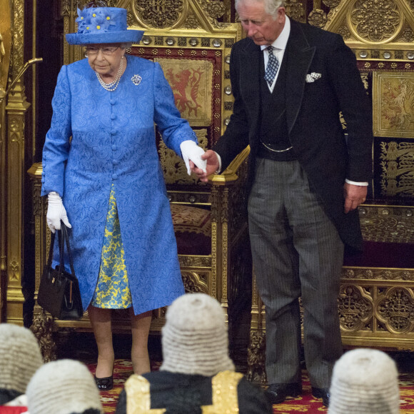 La reine Elisabeth II d'Angleterre - Ouverture de la session parlementaire, à la Chambre des Lords du Palais de Westminster à Londres le 18 mai 2016. 