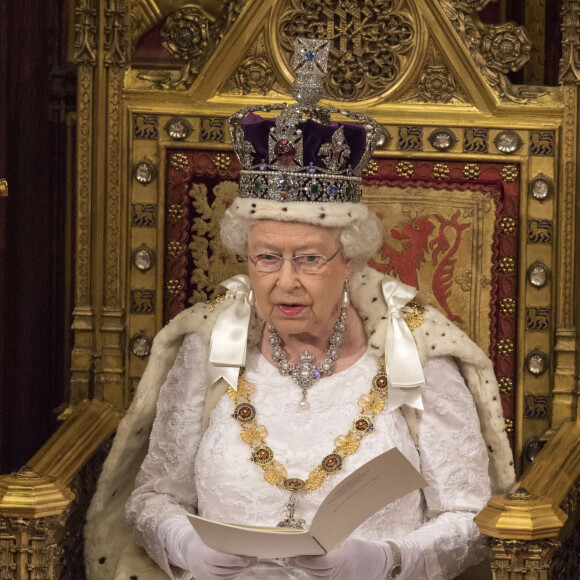 La reine Elisabeth II d'Angleterre - Ouverture de la session parlementaire, à la Chambre des Lords du Palais de Westminster à Londres le 18 mai 2016. 