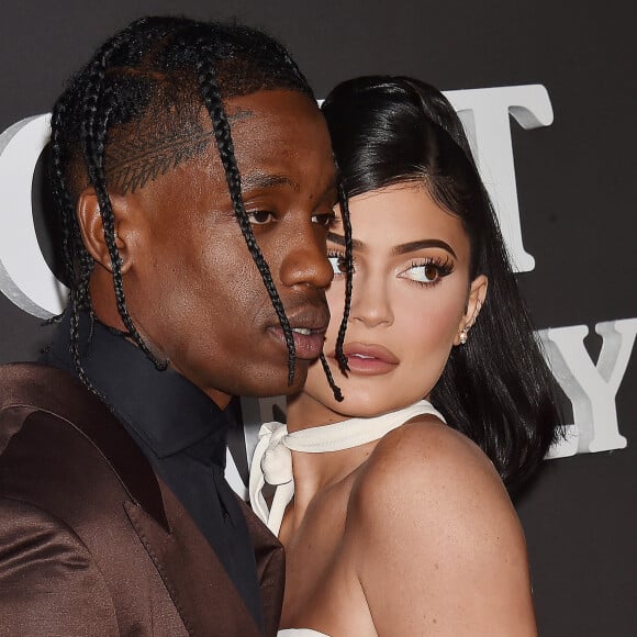 Travis Scott avec sa compagne Kylie Jenner à la première du prochain documentaire de Netflix Look Mom I Can Fly au Barker Hangar dans le quartier de Santa Monica à Los Angeles.