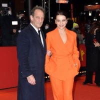 Juliette Binoche fait le show à la Berlinale : talons XXL et look flashy avec Vincent Lindon