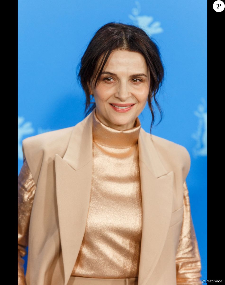 Juliette Binoche fait le show à la Berlinale : talons XXL et look