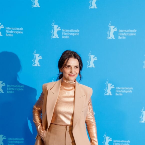 Juliette Binoche - Photocall du film "Avec amour et acharnement" (Both Sides of the Blade) lors du 72ème festival international du film de Berlin le 12 février 2022 