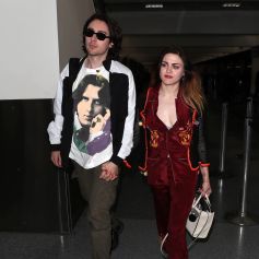Frances Bean Cobain (fille de Kurt Cobain et de Courtney Love) et son compagnon Matthew Cook arrivent à l'aéroport de Los Angeles (LAX) le 9 février 2018. 
