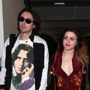 Frances Bean Cobain (fille de Kurt Cobain et de Courtney Love) et son compagnon Matthew Cook arrivent à l'aéroport de Los Angeles (LAX) le 9 février 2018. 