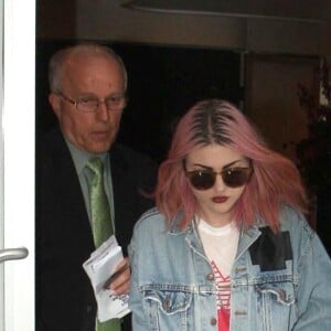 Frances Bean Cobain (fille de Courtney Love et Kurt Cobain) quitte l'aeroport de Los Angeles, le 12 Octobre 2012 