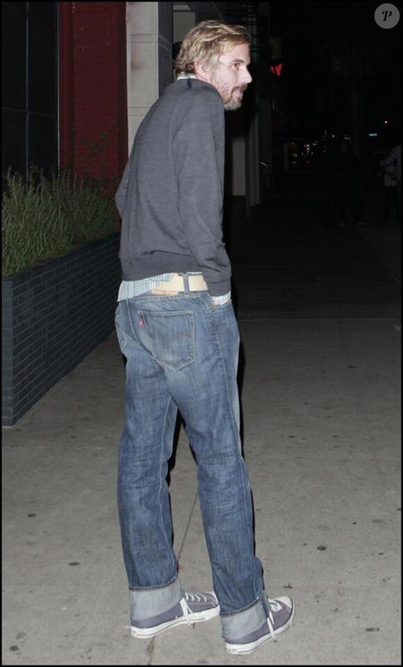 Jason Trawick, boyfriend de la chanteuse Britney Spears, surpris en charmante compagnie, le 4 janvier 2010, à la sortie d'un bar hollywoodien.