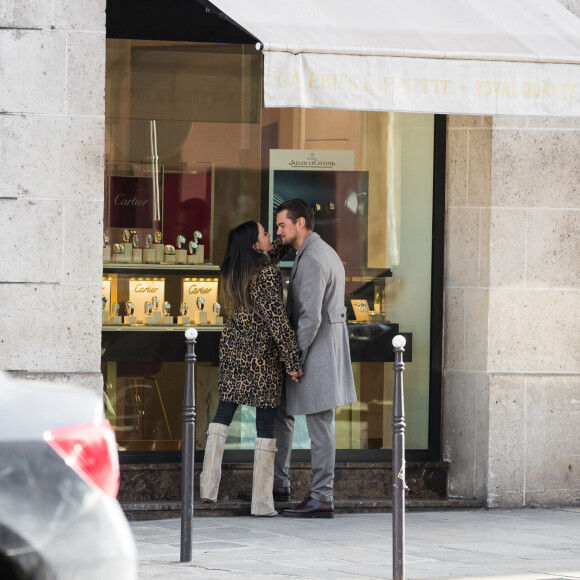 Exclusif - Capucine Anav et son compagnon Victor sont allés choisir leurs alliances pour leur futur mariage, à la bijouterie Galeries Lafayette - Royal Quartz Paris rue Royal à Paris, France, le 7 février 2022.