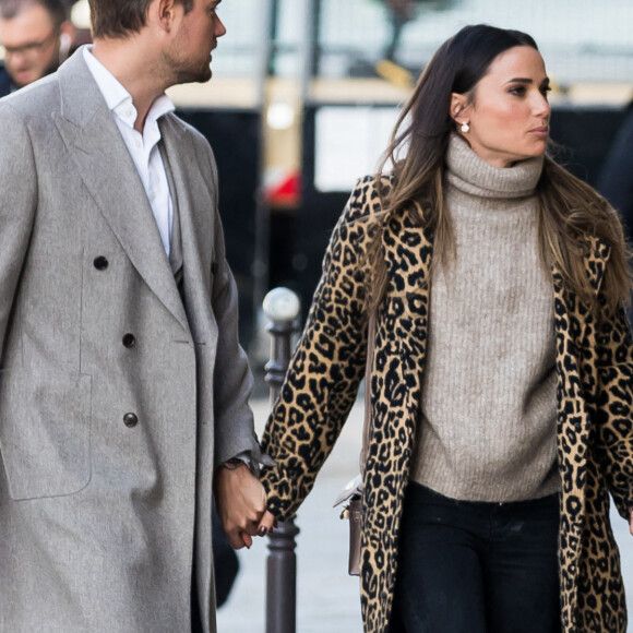 Exclusif - Capucine Anav et son compagnon Victor sont allés choisir leurs alliances pour leur futur mariage, à la bijouterie Galeries Lafayette - Royal Quartz Paris rue Royal à Paris, France, le 7 février 2022.